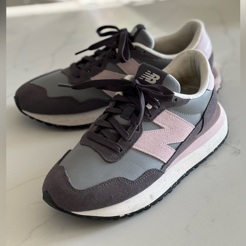 New Balance Women's Gray and Light Pink Retro Runner Sneakers